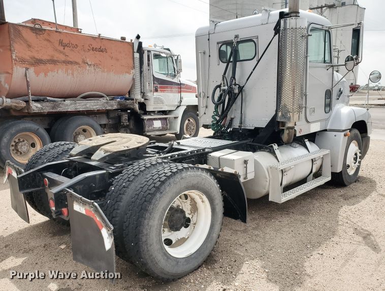 image for item GO9163 2001 Freightliner FLD  semi truck