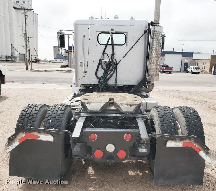 image for item GO9163 2001 Freightliner FLD  semi truck