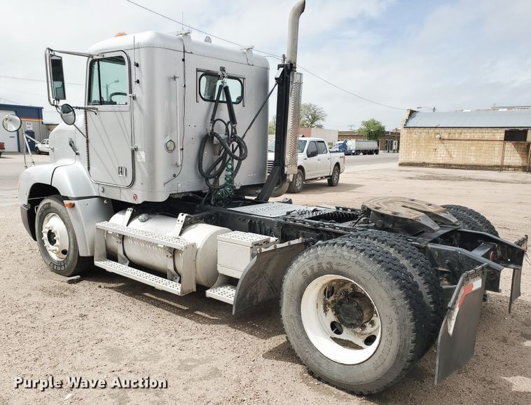 image for item GO9163 2001 Freightliner FLD  semi truck
