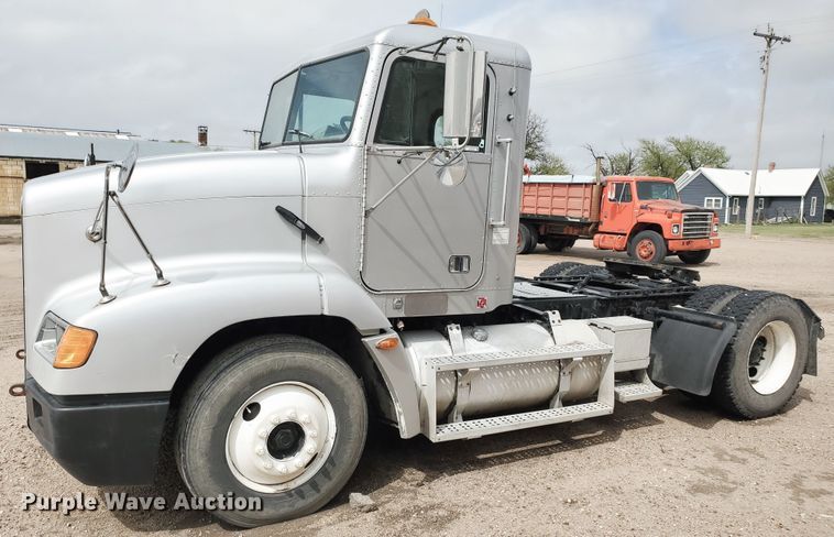 image for item GO9163 2001 Freightliner FLD  semi truck