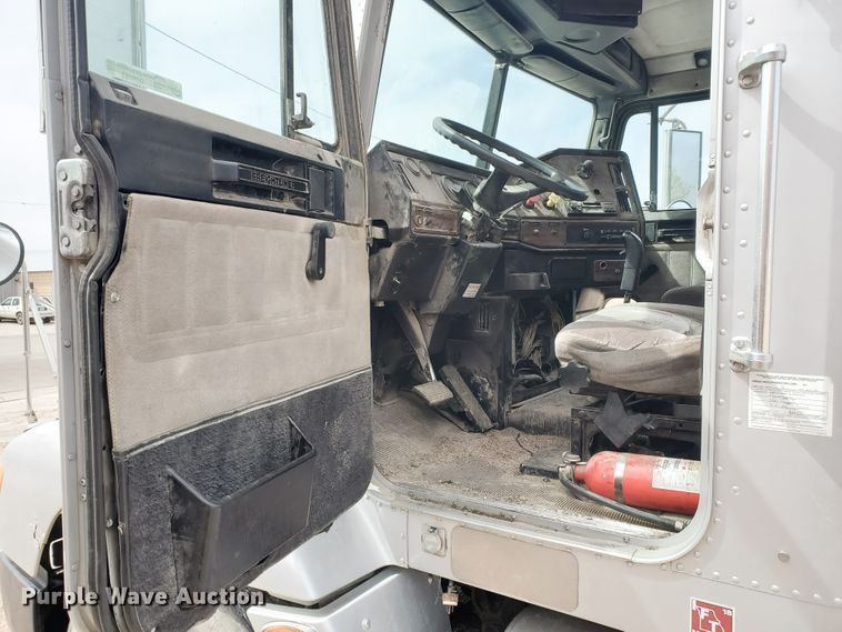 image for item GO9163 2001 Freightliner FLD  semi truck