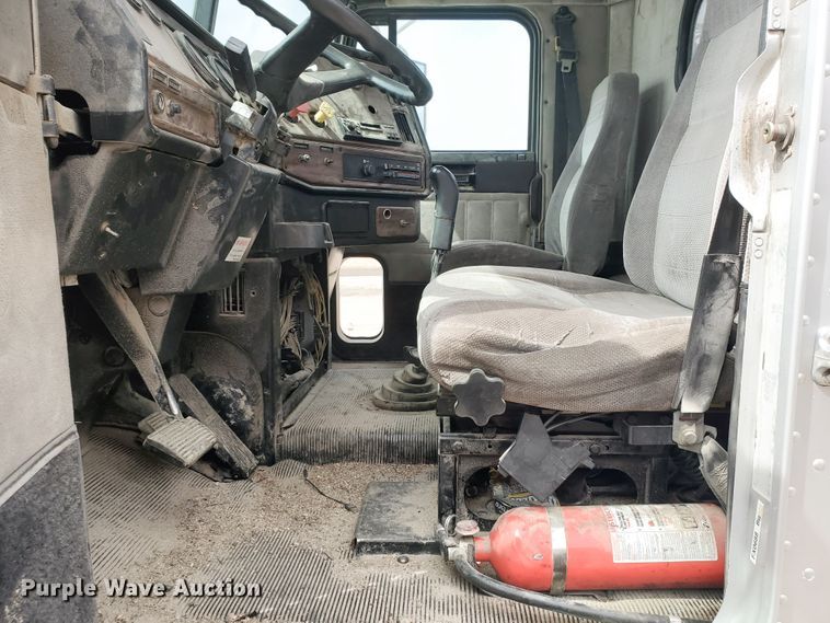 image for item GO9163 2001 Freightliner FLD  semi truck