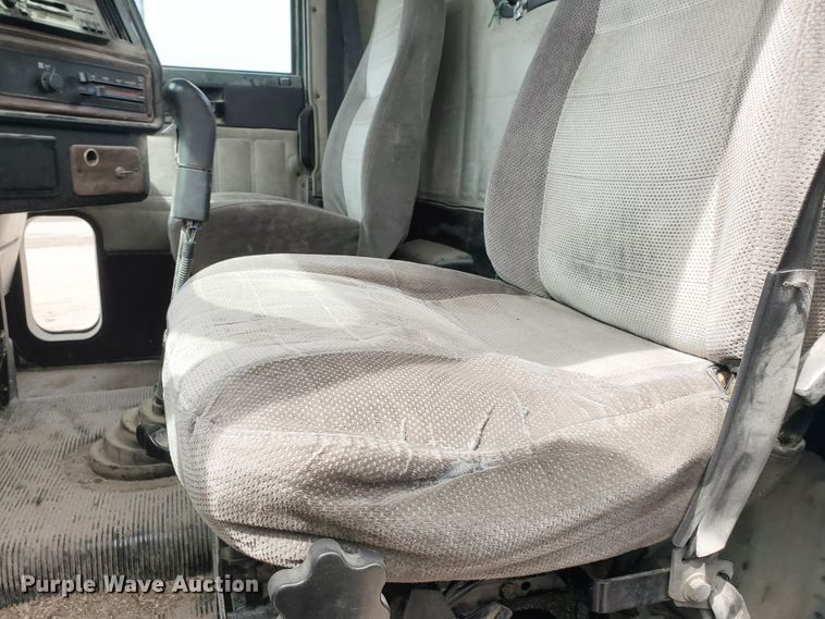 image for item GO9163 2001 Freightliner FLD  semi truck