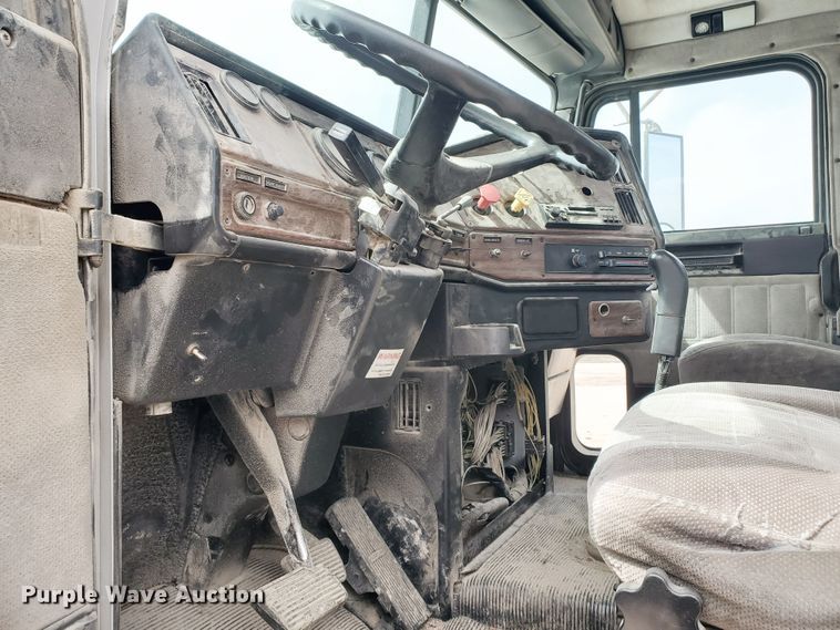 image for item GO9163 2001 Freightliner FLD  semi truck