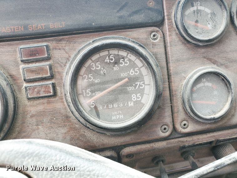 image for item GO9163 2001 Freightliner FLD  semi truck