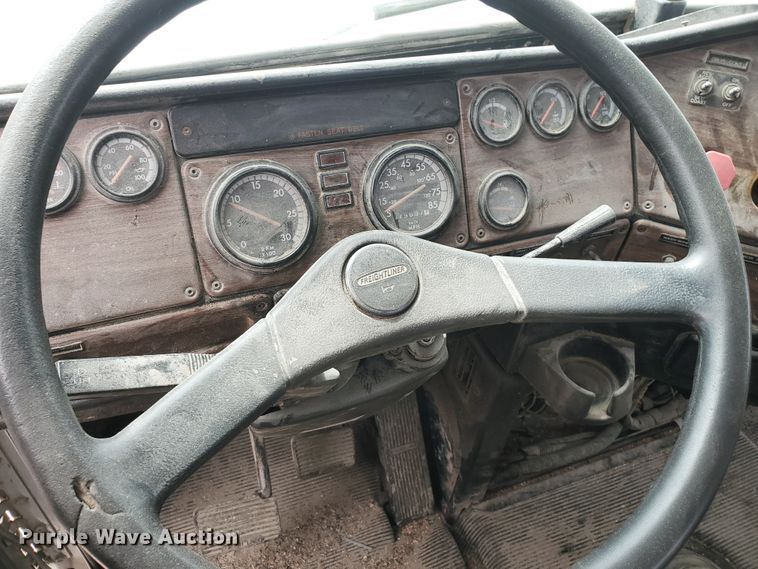 image for item GO9163 2001 Freightliner FLD  semi truck