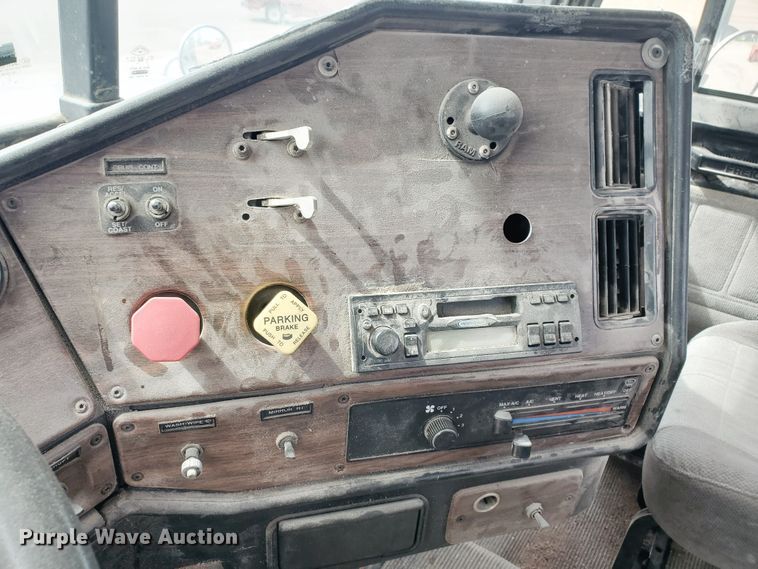 image for item GO9163 2001 Freightliner FLD  semi truck