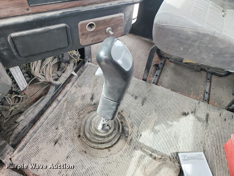 image for item GO9163 2001 Freightliner FLD  semi truck