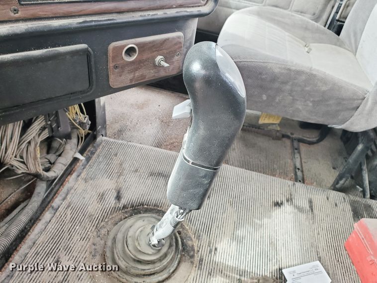 image for item GO9163 2001 Freightliner FLD  semi truck