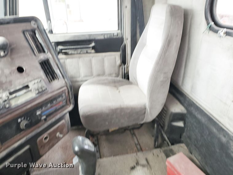 image for item GO9163 2001 Freightliner FLD  semi truck