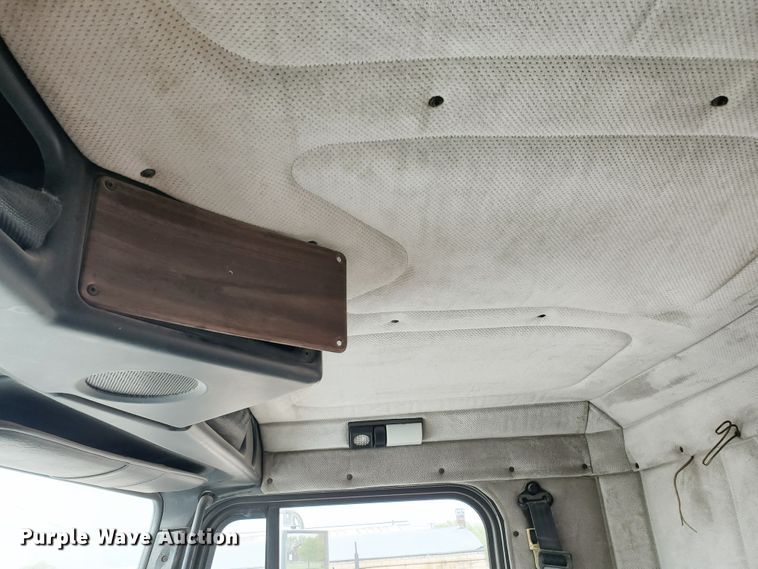 image for item GO9163 2001 Freightliner FLD  semi truck