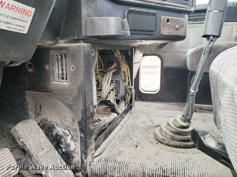 image for item GO9163 2001 Freightliner FLD  semi truck