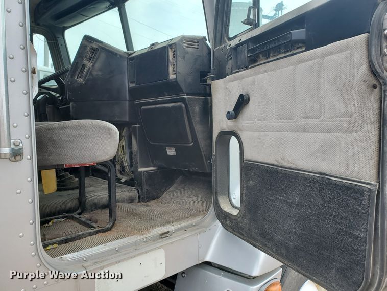 image for item GO9163 2001 Freightliner FLD  semi truck