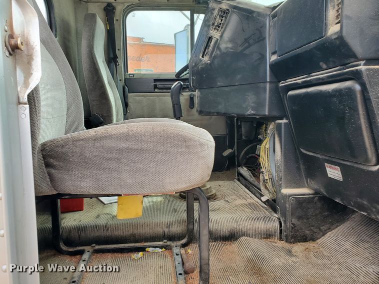 image for item GO9163 2001 Freightliner FLD  semi truck