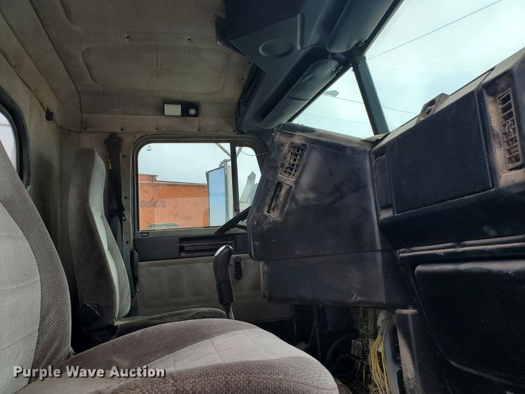 image for item GO9163 2001 Freightliner FLD  semi truck