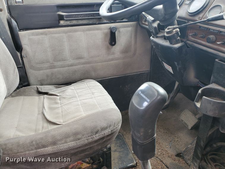 image for item GO9163 2001 Freightliner FLD  semi truck