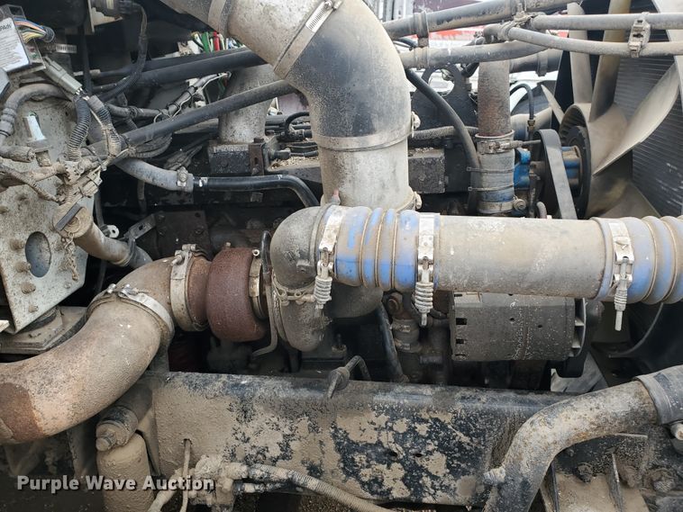 image for item GO9163 2001 Freightliner FLD  semi truck