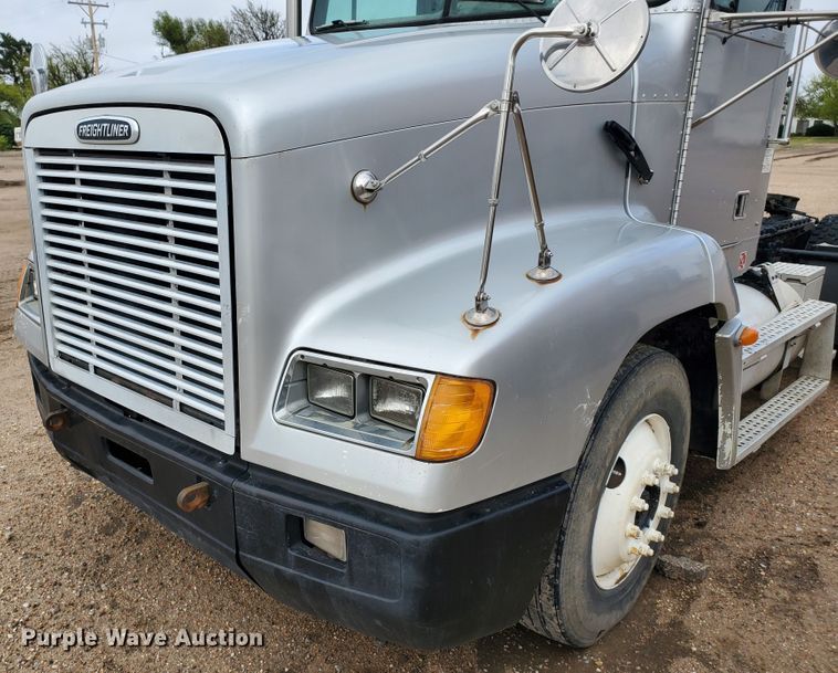 image for item GO9163 2001 Freightliner FLD  semi truck