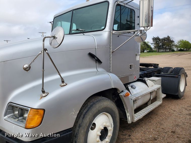 image for item GO9163 2001 Freightliner FLD  semi truck