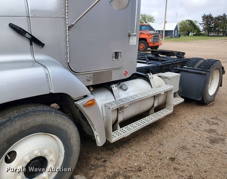 image for item GO9163 2001 Freightliner FLD  semi truck