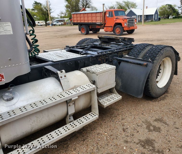 image for item GO9163 2001 Freightliner FLD  semi truck