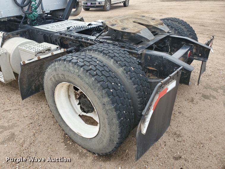 image for item GO9163 2001 Freightliner FLD  semi truck