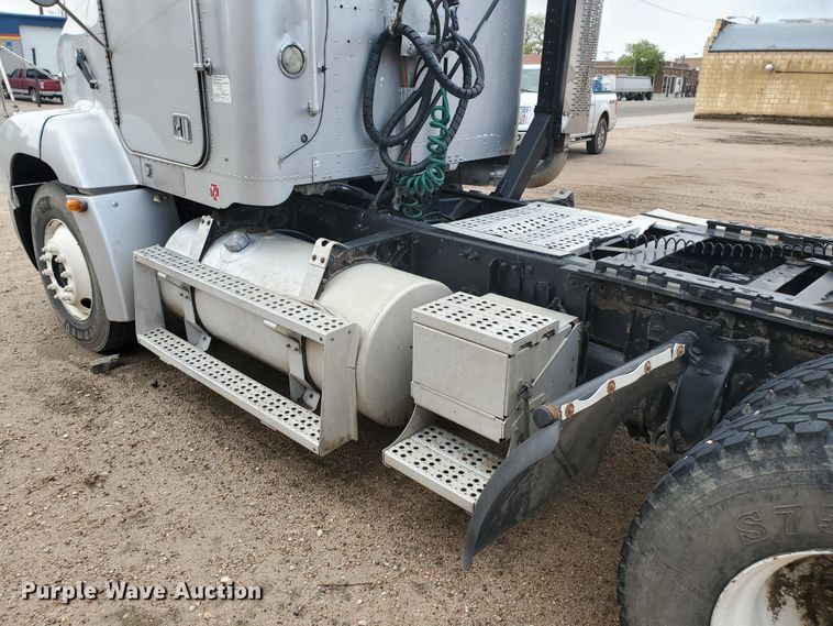 image for item GO9163 2001 Freightliner FLD  semi truck