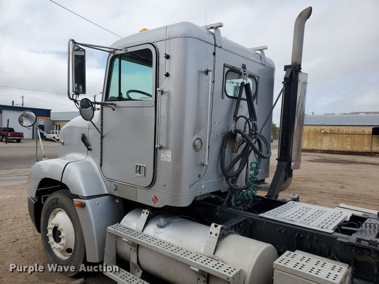 image for item GO9163 2001 Freightliner FLD  semi truck