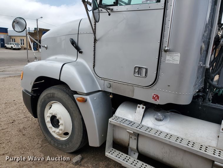 image for item GO9163 2001 Freightliner FLD  semi truck