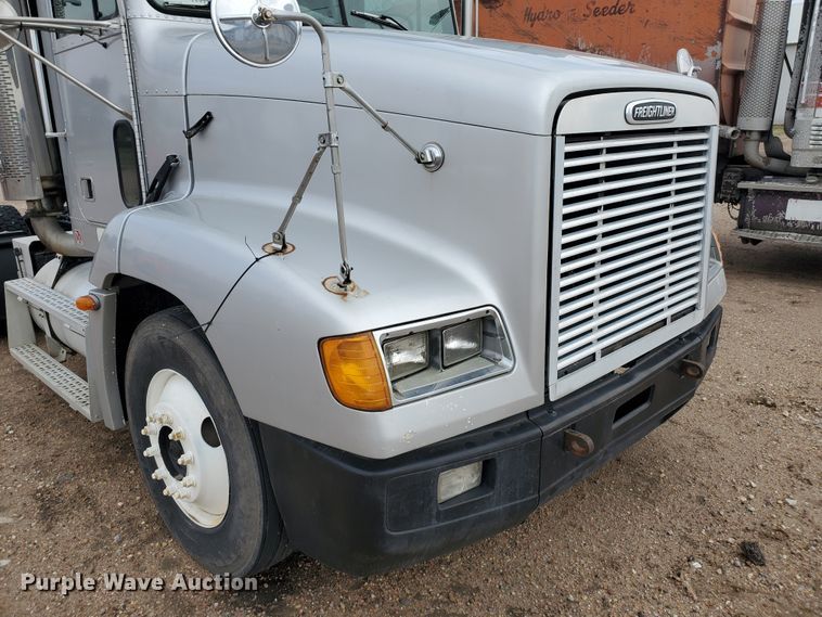 image for item GO9163 2001 Freightliner FLD  semi truck