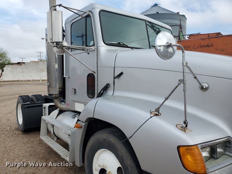 image for item GO9163 2001 Freightliner FLD  semi truck