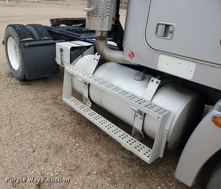 image for item GO9163 2001 Freightliner FLD  semi truck