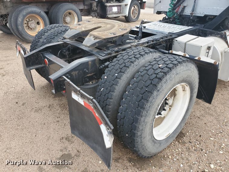 image for item GO9163 2001 Freightliner FLD  semi truck