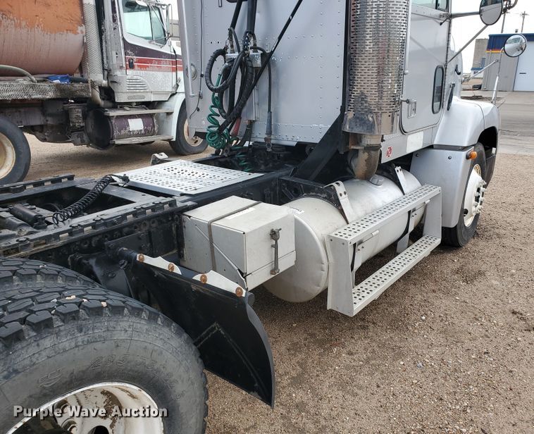 image for item GO9163 2001 Freightliner FLD  semi truck