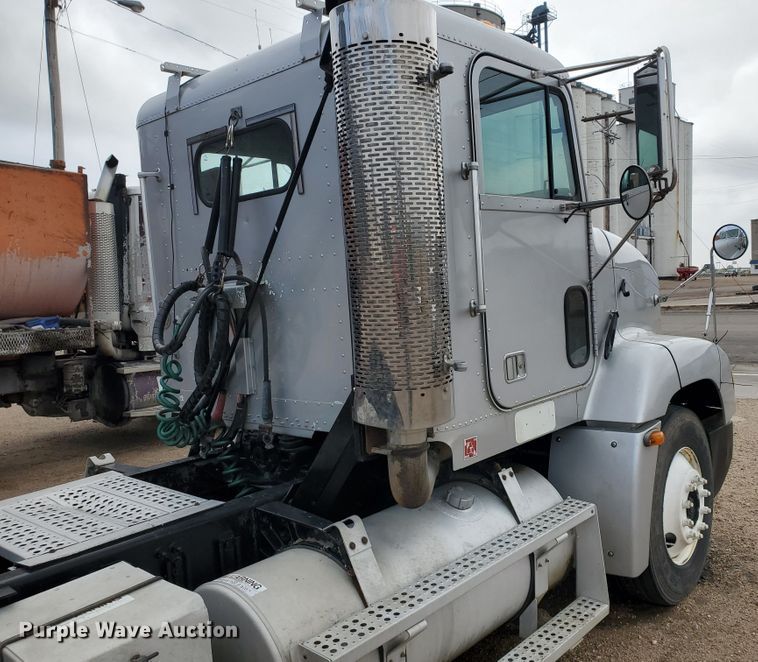 image for item GO9163 2001 Freightliner FLD  semi truck