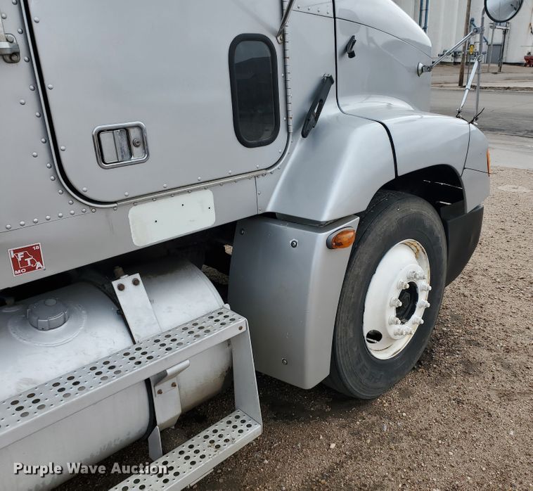 image for item GO9163 2001 Freightliner FLD  semi truck