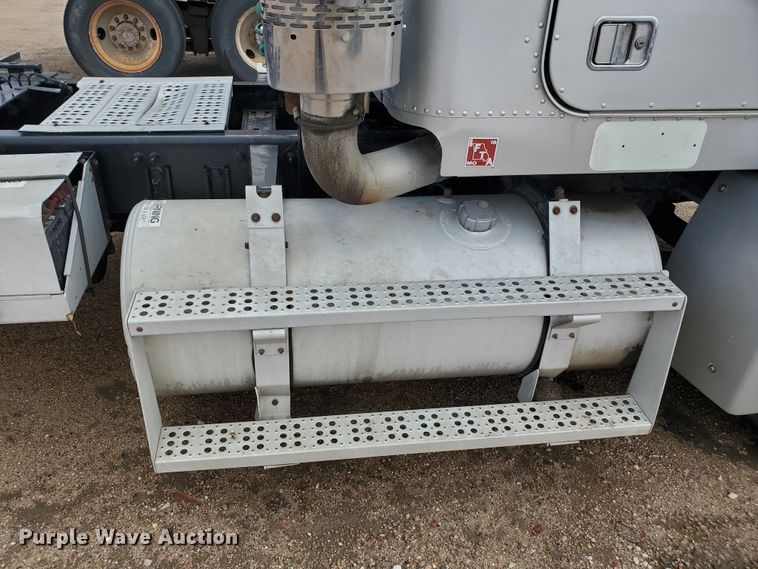 image for item GO9163 2001 Freightliner FLD  semi truck