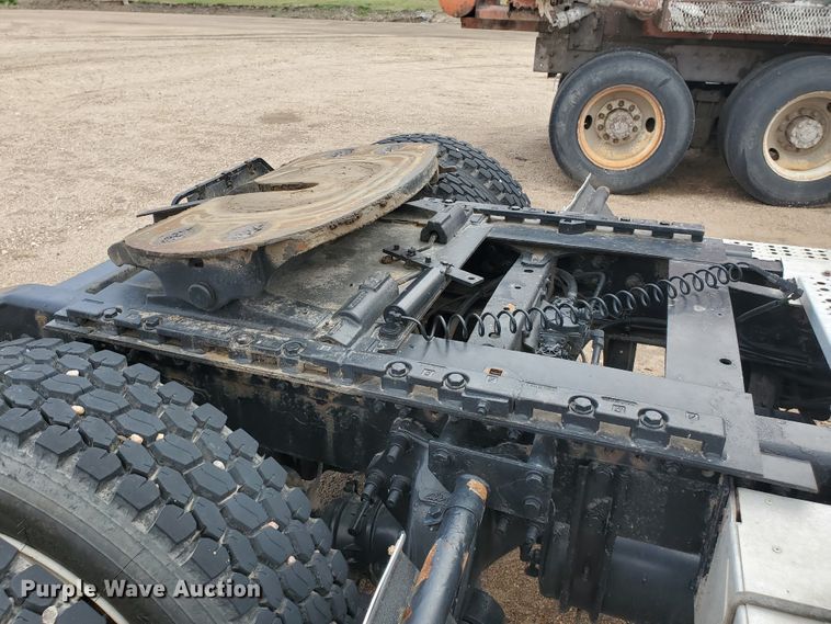 image for item GO9163 2001 Freightliner FLD  semi truck