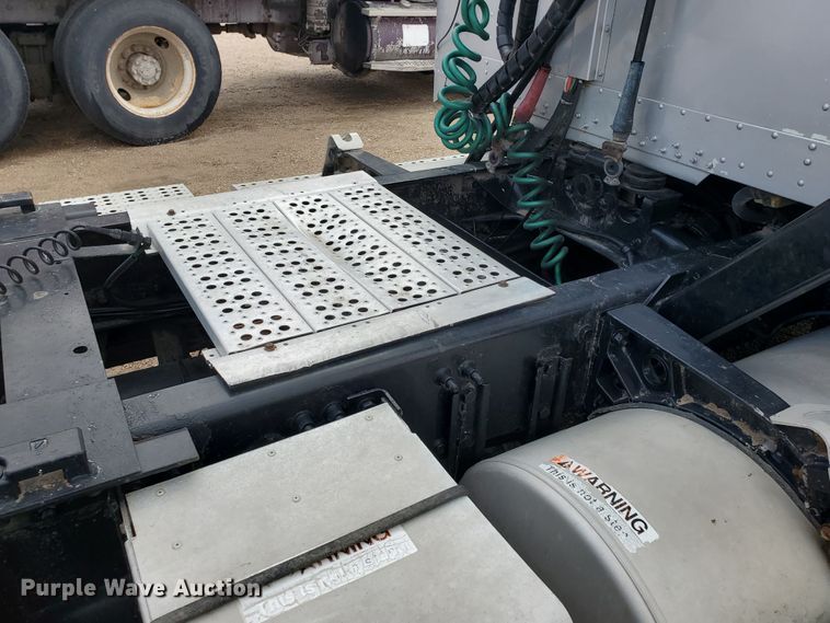 image for item GO9163 2001 Freightliner FLD  semi truck