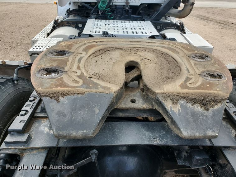 image for item GO9163 2001 Freightliner FLD  semi truck