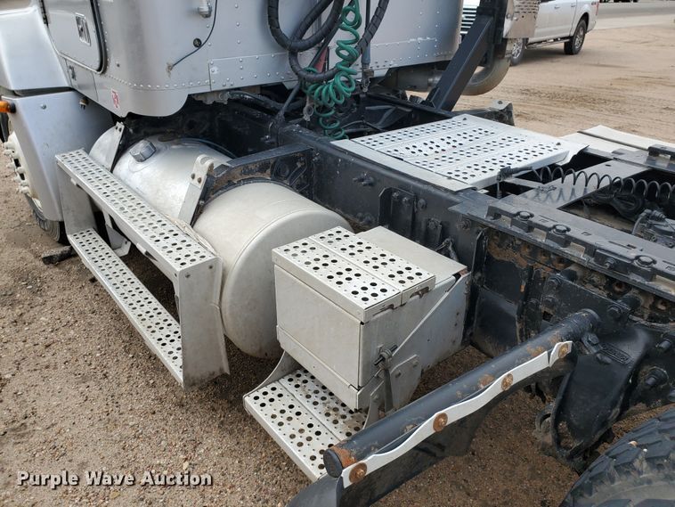 image for item GO9163 2001 Freightliner FLD  semi truck