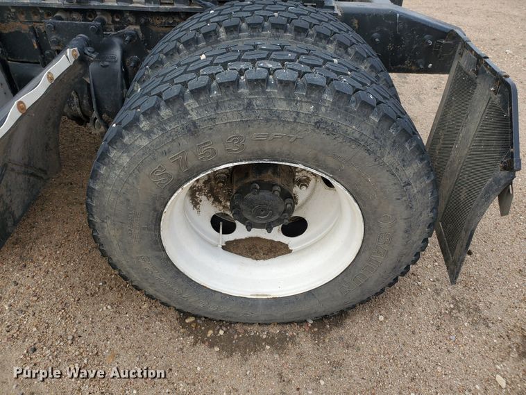 image for item GO9163 2001 Freightliner FLD  semi truck