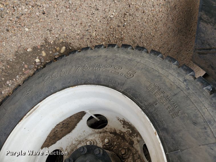 image for item GO9163 2001 Freightliner FLD  semi truck