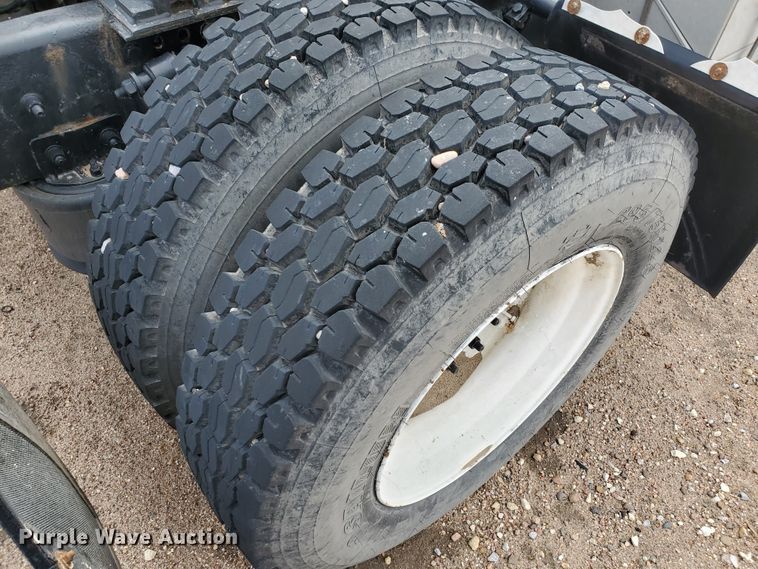 image for item GO9163 2001 Freightliner FLD  semi truck