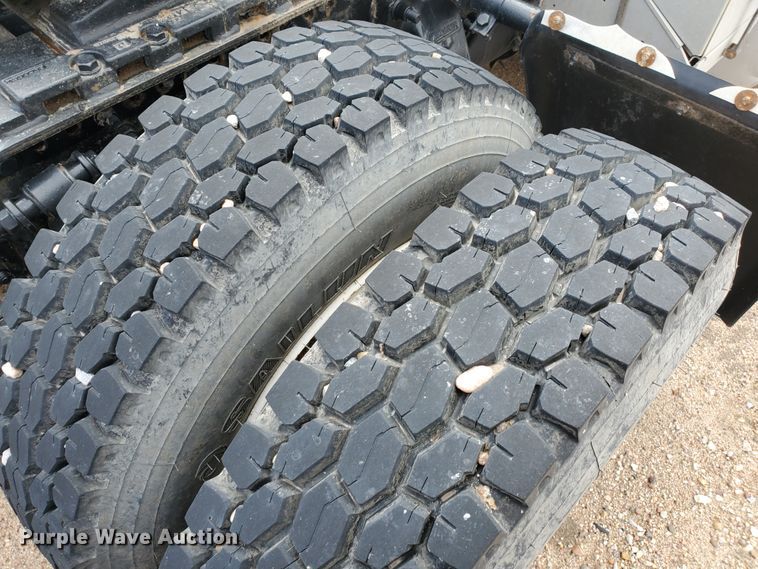 image for item GO9163 2001 Freightliner FLD  semi truck