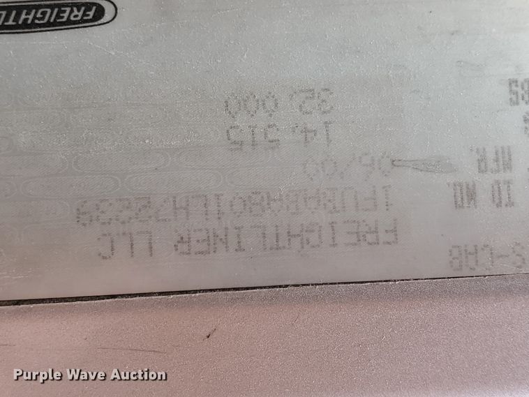 image for item GO9163 2001 Freightliner FLD  semi truck