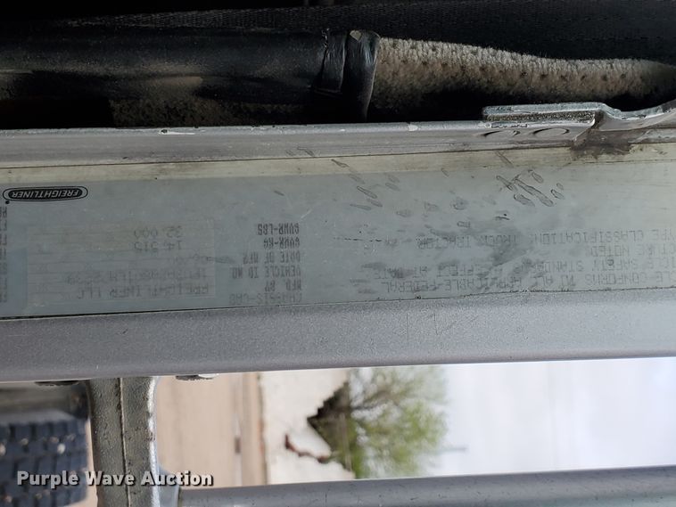 image for item GO9163 2001 Freightliner FLD  semi truck