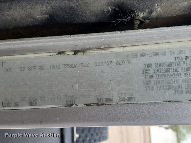 image for item GO9163 2001 Freightliner FLD  semi truck