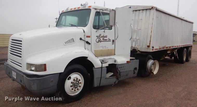 image for item GO9166 1988 International 8300  semi truck