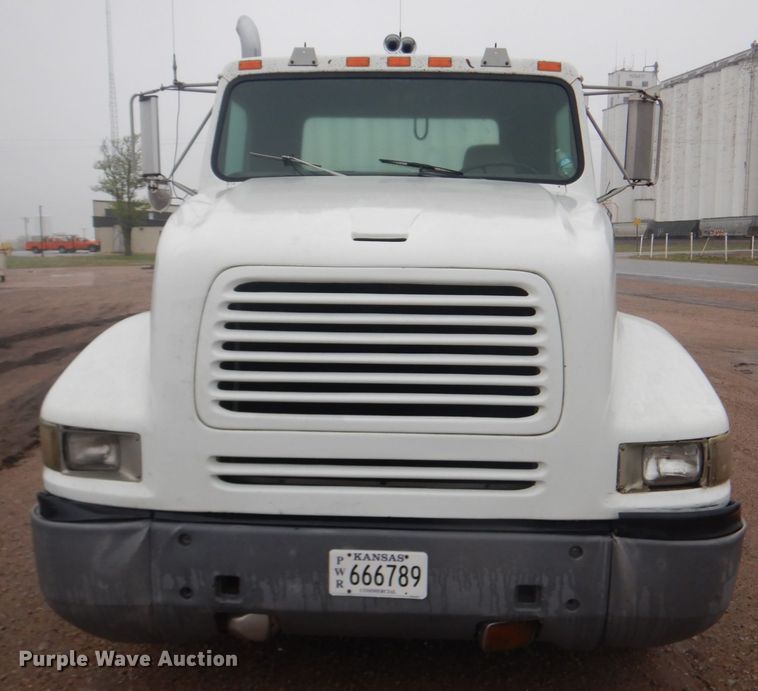 image for item GO9166 1988 International 8300  semi truck